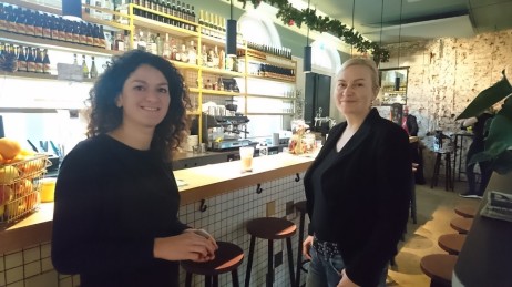 Hankkeen vetäjä Johanna Kohvakka (oik.) vierailulla Amsterdamissa toimivassa hävikkiruokaravintolassa. Taustalla näkyy hävikkileivästä tehtyä olutta.