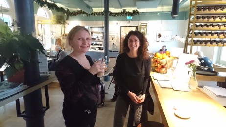 Sini Suomalainen (vas.) ja Ravintola Instockin perustaja Selma Seddik. Baaritiskillä hedelmäkori, josta asiakas voi napata mukaansa hävikkihedelmän.