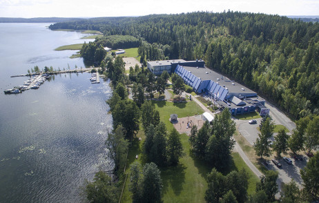 Mobilian Autokylä sijaitsee luonnonkauniissa ympäristössä järven rannalla. Kuva Takatasku Oy